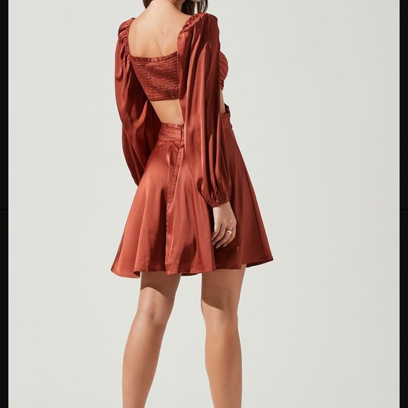 ASTR the label CUTOUT LONG SLEEVE MINI DRESS - Picture 2 of 3